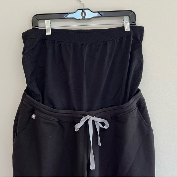 FIGS Zamora Maternity Jogger Scrub Pants in Black, size XL/P - Picture 8 of 9